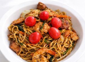 Foto resep Mie Goreng Ulang Tahun dengan Telur Puyuh Merah