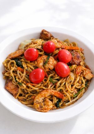 Foto resep Mie Goreng Ulang Tahun dengan Telur Puyuh Merah