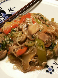 Una foto de Salteado de verduras con fideos de arroz, al estilo asiático