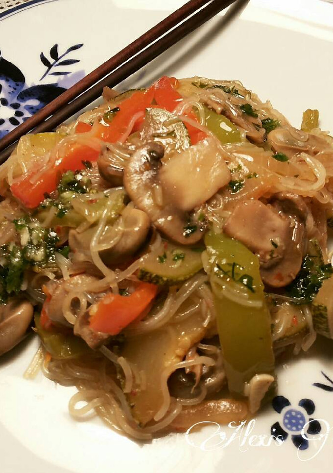 Una foto de Salteado de verduras con fideos de arroz, al estilo asiático