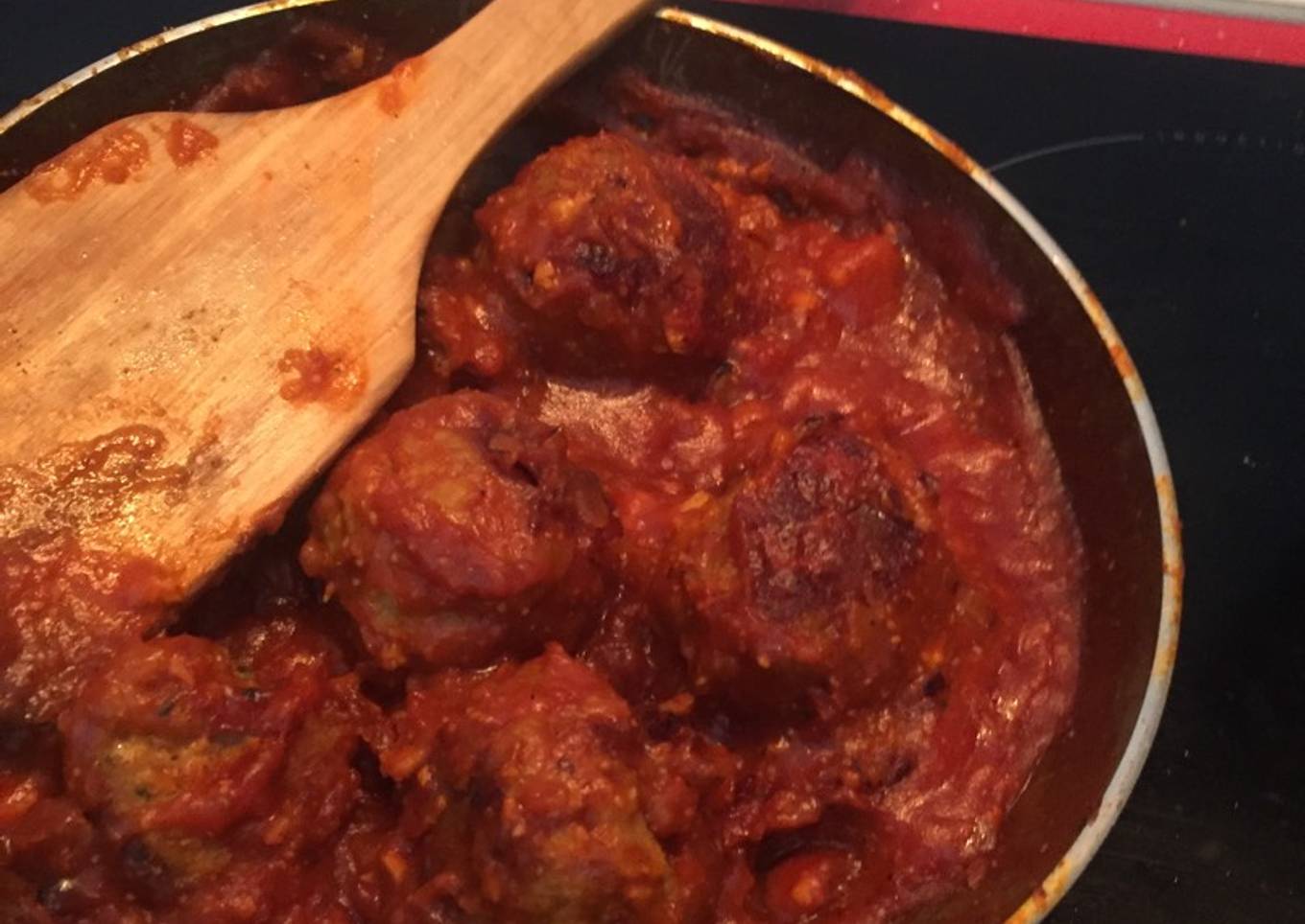 Albóndigas con salsa de tomate y almendras