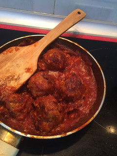 Una foto de Albóndigas con salsa de tomate y almendras