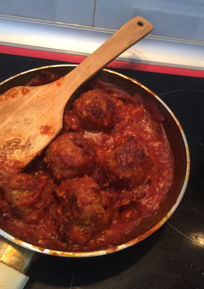 Una foto de Albóndigas con salsa de tomate y almendras