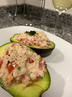 Una foto de Ensalada de atún en aguacate