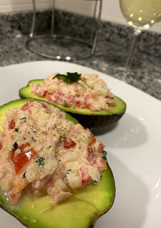 Una foto de Ensalada de atún en aguacate