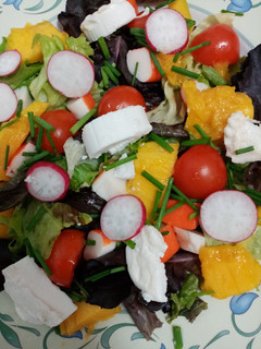 Una foto de Ensalada con mango y queso de cabra