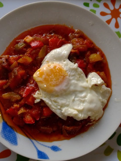 Una foto de Pisto con huevo frito a mi aire