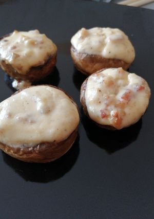 Una foto de Champiñones rellenos de nata y bacon🍄
