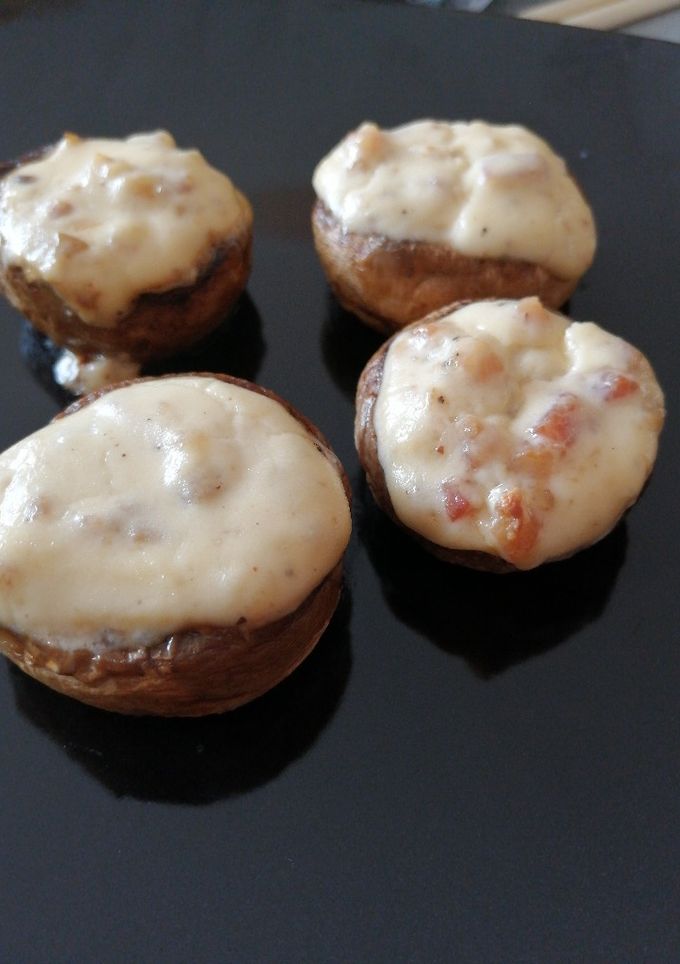 Una foto de Champiñones rellenos de nata y bacon🍄