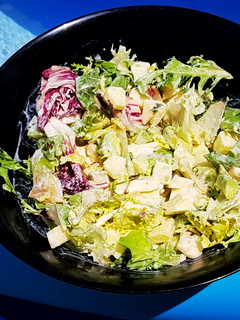 Una foto de Ensalada de verano con salsa de mostaza y miel