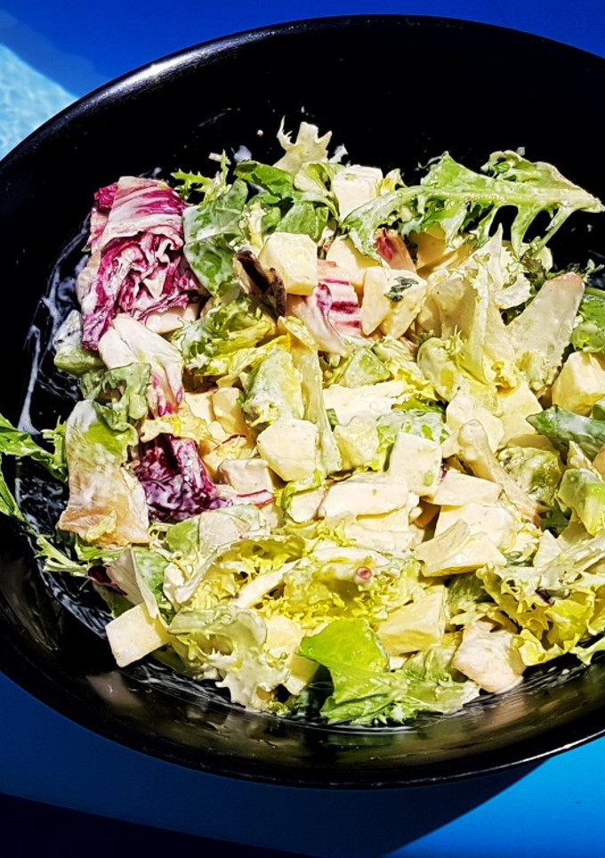 Una foto de Ensalada de verano con salsa de mostaza y miel