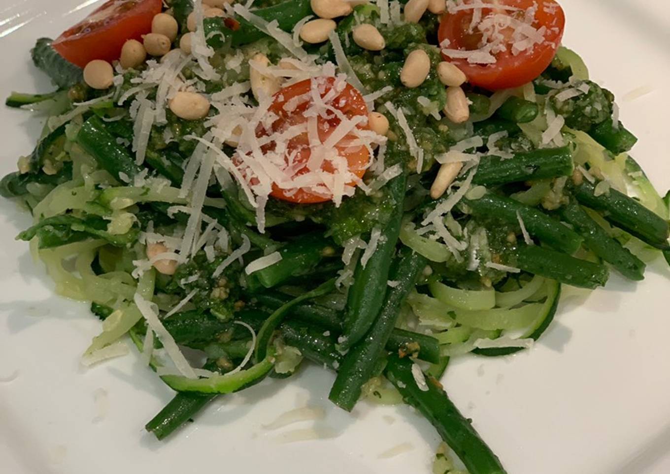 Courgetti with pesto and green beans