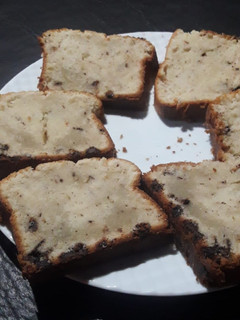 Una foto de Budín de vainilla con chispas de chocolate 😋🍫