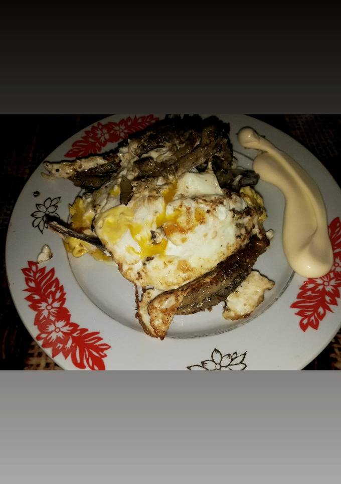Копченая салака 🐟жареная с яйцами🥚🥚🍳