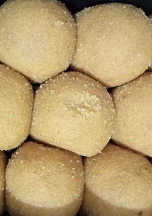 बेसन के लड्डू(besan laddu recipe in hindi) रेसिपी मुख्य फोटो