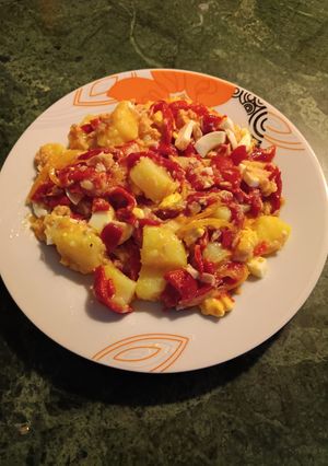 Una foto de Aliño de patatas con pimientos y atún