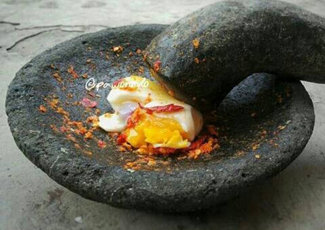Telur rebus penyet