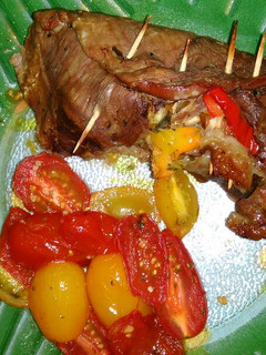 Una foto de Arrollado de carne con guarnición