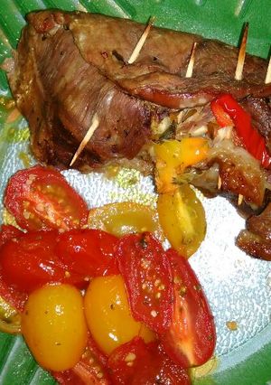 Una foto de Arrollado de carne con guarnición