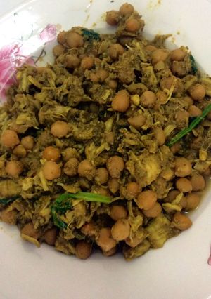 A picture of Chicken chickpea curry.