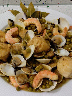 Foto principal de Cazón con guisantes, almejas y langostinos