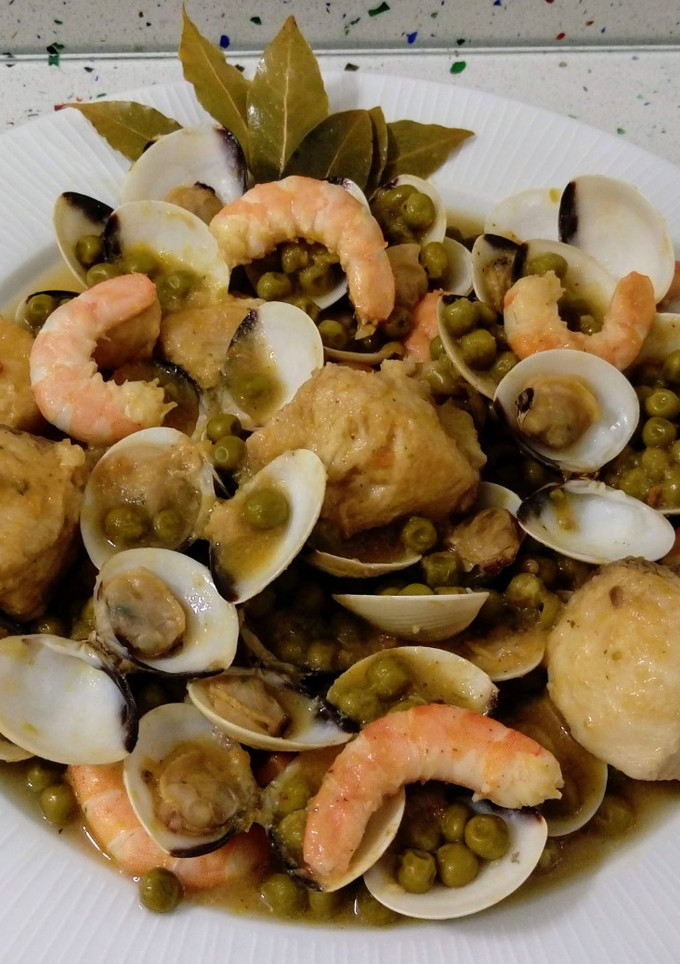 Una foto de Cazón con guisantes, almejas y langostinos