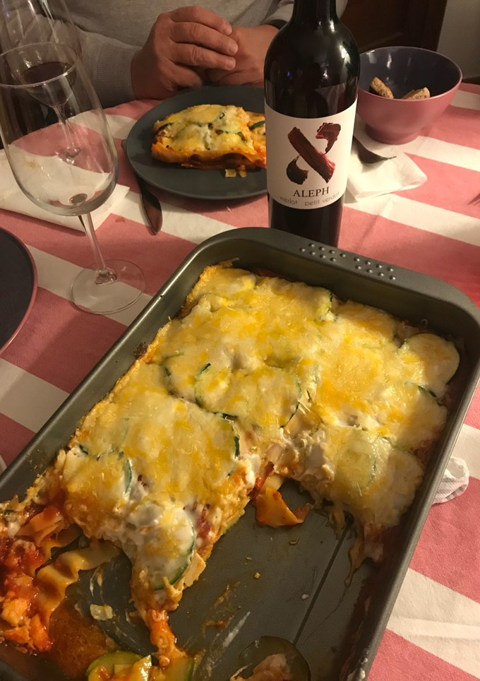Una foto de Lasaña de bacalao con ajos tiernos y calabacín