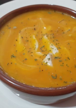 Una foto de Sopa de cebolla y calabaza