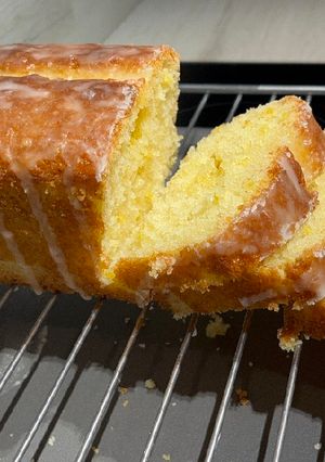 A picture of Copycat starbucks lemon cake.