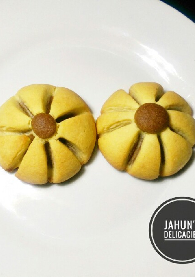 A picture of Chocolate Flower Cookies.