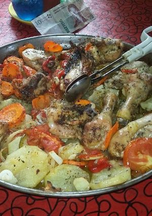 Una foto de Pollo al horno con colchón de verduras