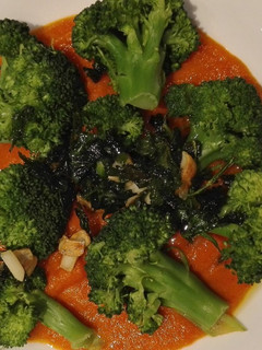 Una foto de Sopa de tomate con brócoli