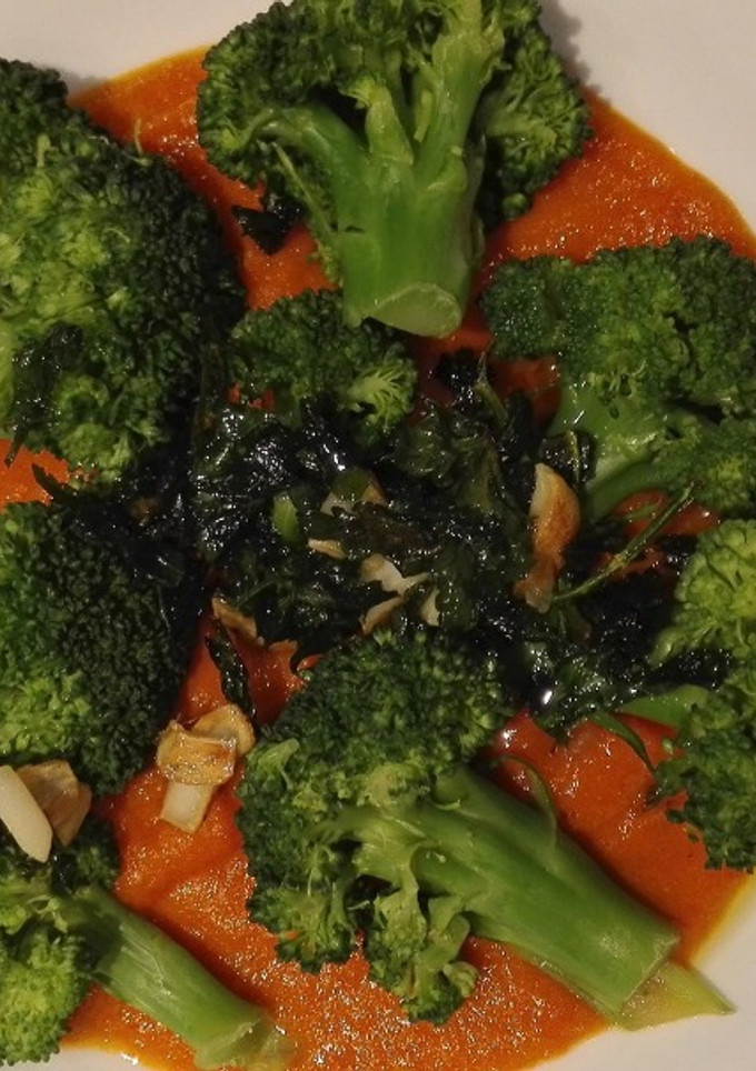 Una foto de Sopa de tomate con brócoli