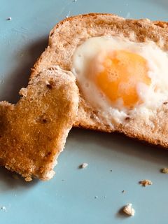 Una foto de Huevo estrellado en pan