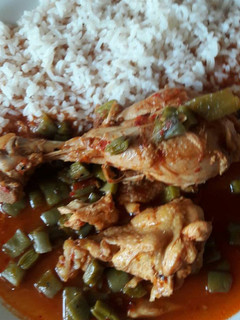 Una foto de Pollo en salsa de chile guajillo con nopales