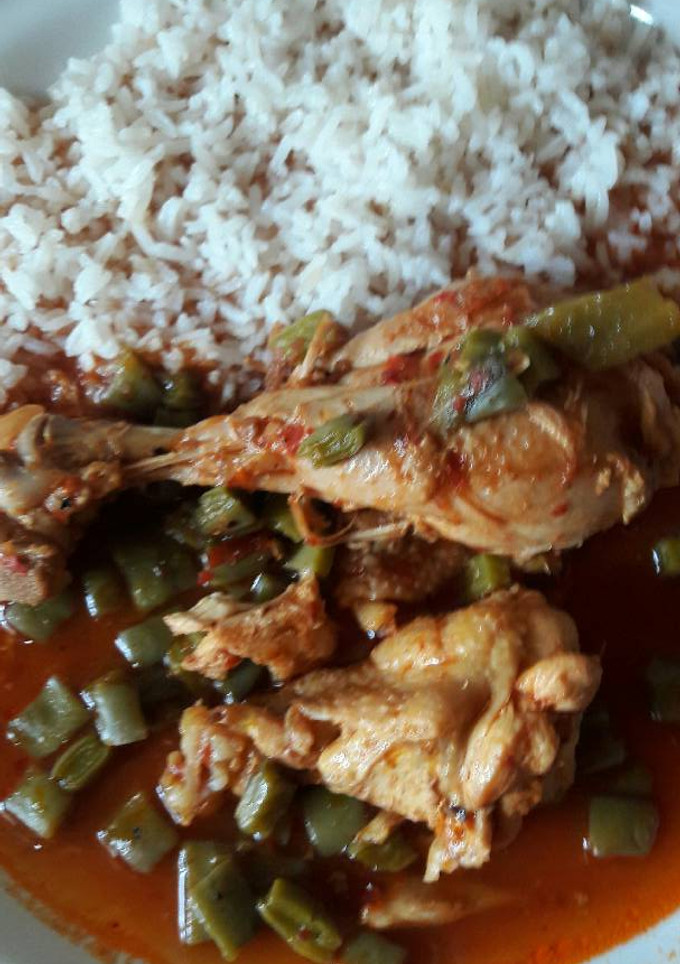 Una foto de Pollo en salsa de chile guajillo con nopales