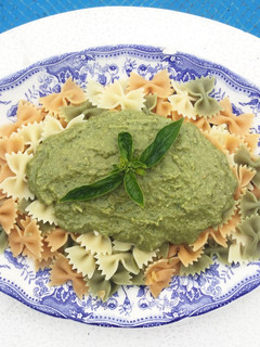Una foto de Pasta al pesto de piñones, almendras y nueces