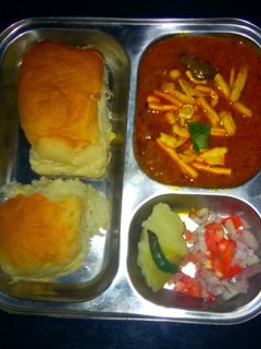 मिसल पाव (misal pav reicpe in Hindi) रेसिपी मुख्य फोटो