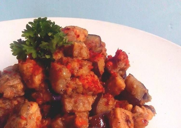 Bagaimana Menyiapkan Tumis Terong Tempe Bumbu Pedas Gurih yang Enak