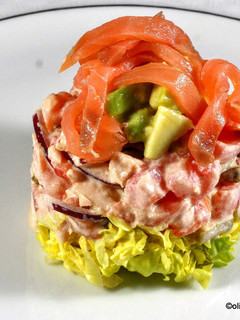 Una foto de Ensalada de salmón, bonito y verduras
