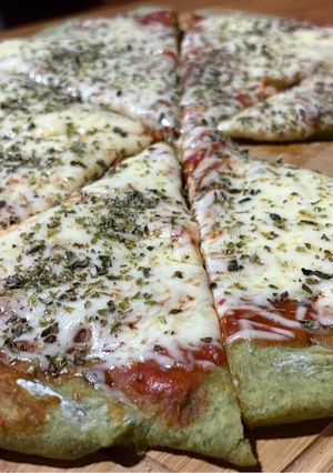 Una foto de Pizza de espinaca 🥬🧅
