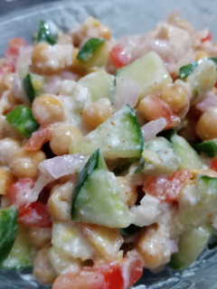 A picture of Mix vegetables chickpeas salad.