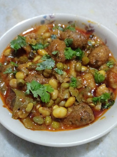 કાઠીયાવાડી ઊંધિયું (Kathiyawadi Undhiyu Recipe In Gujarati) રેસીપી મુખ્ય ફોટો