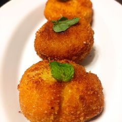 A picture of Cheese pull Pizza bread bomb.