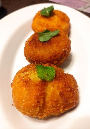 A picture of Cheese pull Pizza bread bomb.