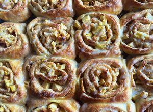 Una foto de Rolls de canela y manzana