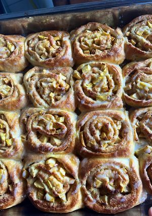 Una foto de Rolls de canela y manzana