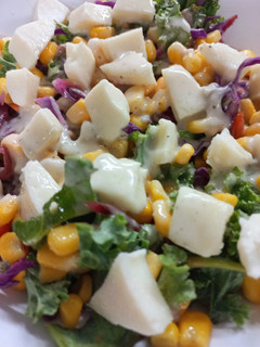 Una foto de Choclo 🌽en Ensalada con Kale y Queso