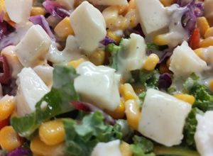 Una foto de Choclo 🌽en Ensalada con Kale y Queso