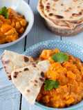 Curry di zucca e ceci con pane pita allo yogurth